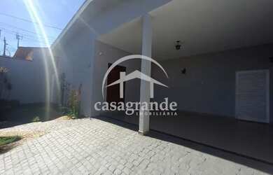 Imagem: A casa possui 3 Dormitórios, 2 Banheiros, 2 Vagas na garagem