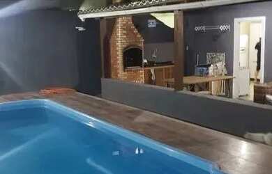 Imagem: A casa possui 2 Dormitórios, 1 Banheiro, 2 Vagas na garagem