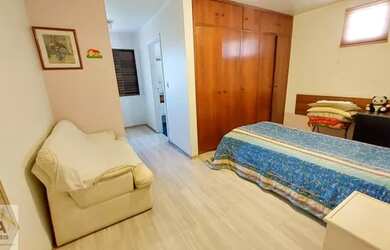 Imagem: A casa possui 3 Dormitórios, 5 Banheiros, 2 Vagas na garagem