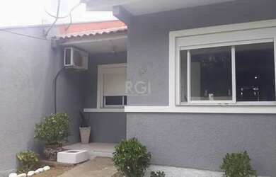 Imagem: A casa possui 3 Dormitórios, 1 Banheiro, 2 Vagas na garagem