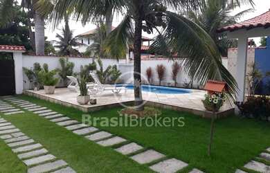 Imagem: A casa possui 3 Dormitórios, 3 Banheiros, 4 Vagas na garagem