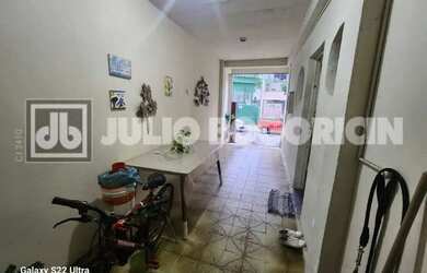 Imagem: A casa possui 2 Dormitórios, 2 Banheiros, 1 Vaga na garagem