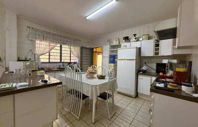 Imagem: A casa possui 3 Dormitórios, 5 Banheiros, 4 Vagas na garagem