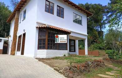 Imagem: A casa possui 3 Dormitórios, 4 Banheiros, 3 Vagas na garagem