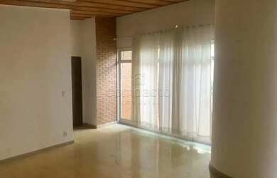 Imagem: A casa possui 5 Dormitórios, 5 Banheiros, 4 Vagas na garagem