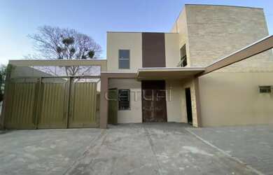 Imagem: O depósito possui 4 Vagas na garagem, 350m² de Área e está