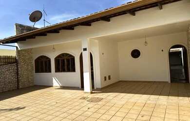 Imagem: A casa possui 5 Dormitórios, 4 Banheiros, 4 Vagas na garagem