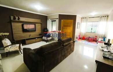 Imagem: A casa possui 3 Dormitórios, 3 Banheiros, 2 Vagas na garagem