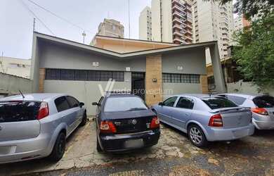 Imagem: A casa possui 3 Dormitórios, 2 Banheiros, 4 Vagas na garagem