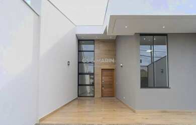 Imagem: A casa possui 3 Dormitórios, 2 Banheiros, 2 Vagas na garagem