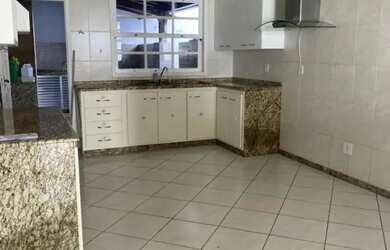 Imagem: A casa possui 4 Dormitórios, 4 Banheiros, 3 Vagas na garagem