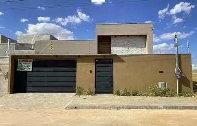 Imagem: A casa possui 3 Dormitórios, 1 Banheiro, 4 Vagas na garagem