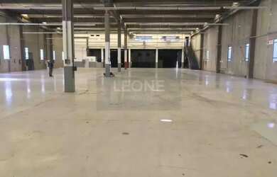 Imagem: O depósito possui 5 Vagas na garagem e 3000m² de Área e está