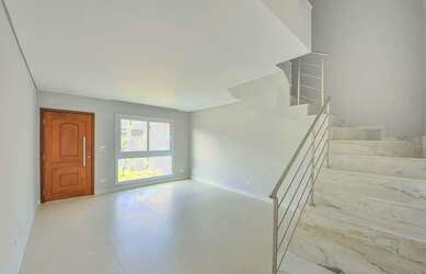 Imagem: A casa possui 3 Dormitórios, 2 Banheiros, 2 Vagas na garagem