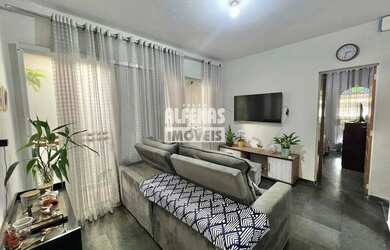 Imagem: A casa possui 3 Dormitórios, 2 Banheiros, 2 Vagas na garagem