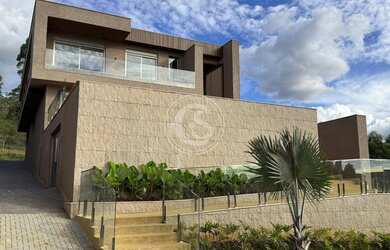 Imagem: A casa possui 4 Dormitórios, 5 Banheiros, 4 Vagas na garagem