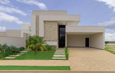 Imagem: A casa em condomínio possui 4 Dormitórios, 4 Banheiros, 4