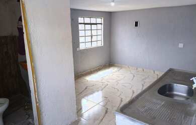 Imagem: Cômodo na avenida. Portão sem vizinhos