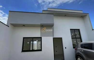 Imagem: A casa possui 3 Dormitórios, 2 Banheiros, 2 Vagas na garagem