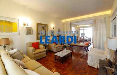 Imagem: A casa possui 4 Dormitórios, 3 Banheiros, 5 Vagas na garagem