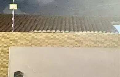 Imagem: A casa possui 3 Dormitórios, 2 Banheiros, 2 Vagas na garagem