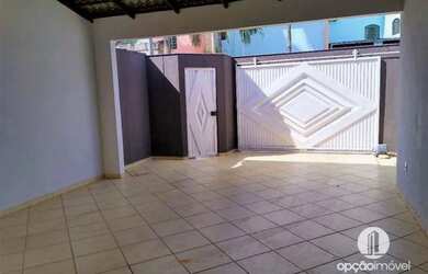 Imagem: A casa possui 3 Dormitórios, 2 Banheiros, 2 Vagas na garagem