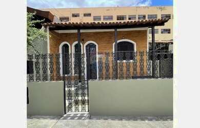 Imagem: A casa possui 3 Dormitórios, 2 Banheiros, 5 Vagas na garagem