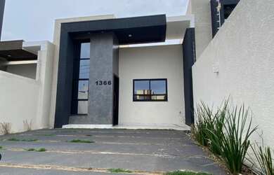 Imagem: A casa possui 3 Dormitórios, 2 Banheiros, 2 Vagas na garagem