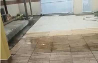 Imagem: A casa possui 3 Dormitórios, 3 Banheiros, 2 Vagas na garagem