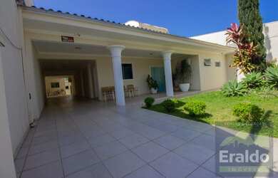 Imagem: A casa possui 4 Dormitórios, 5 Banheiros, 4 Vagas na garagem