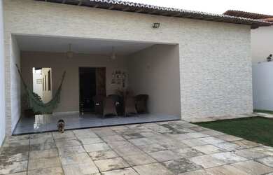 Imagem: A casa possui 3 Dormitórios, 3 Banheiros, 4 Vagas na garagem