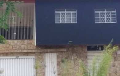 Imagem: A casa possui 4 Dormitórios, 4 Banheiros, 2 Vagas na garagem
