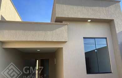 Imagem: A casa possui 3 Dormitórios, 2 Banheiros, 2 Vagas na garagem