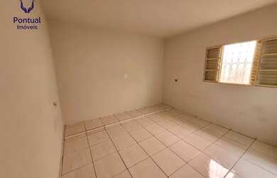 Imagem: A casa possui 3 Dormitórios, 1 Banheiro, 1 Vaga na garagem