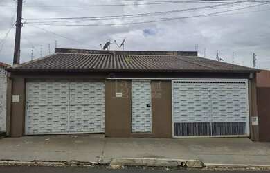 Imagem: A casa possui 2 Dormitórios, 3 Banheiros, 4 Vagas na garagem