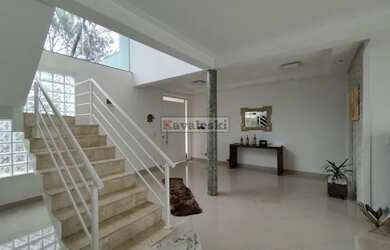 Imagem: A casa possui 4 Dormitórios, 5 Banheiros, 5 Vagas na garagem