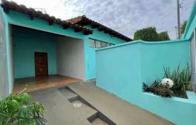 Imagem: A casa possui 4 Dormitórios, 2 Banheiros, 200m² de Área e