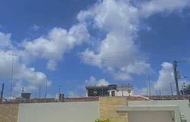 Imagem: A casa possui 5 Dormitórios, 2 Banheiros, 2 Vagas na garagem