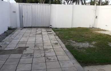 Imagem: A casa possui 3 Dormitórios, 2 Banheiros, 2 Vagas na garagem