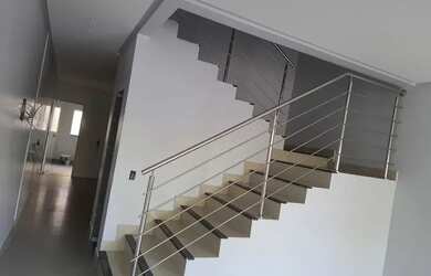 Imagem: A casa possui 4 Dormitórios, 3 Banheiros, 2 Vagas na garagem