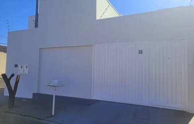 Imagem: A casa possui 2 Dormitórios, 1 Banheiro, 1 Vaga na garagem