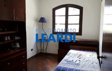 Imagem: A casa possui 4 Dormitórios, 3 Banheiros, 4 Vagas na garagem