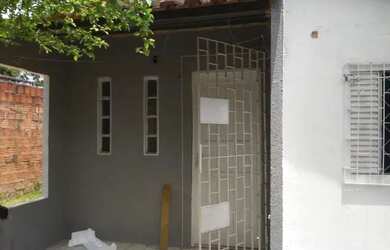 Imagem: A casa possui 3 Dormitórios, 1 Banheiro, 2 Vagas na garagem