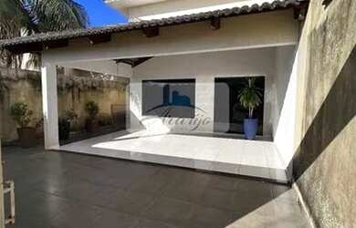 Imagem: A casa possui 3 Dormitórios, 2 Banheiros, 2 Vagas na garagem