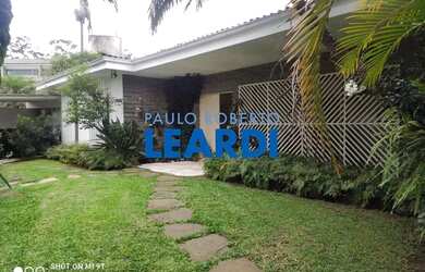 Imagem: A casa possui 4 Dormitórios, 5 Banheiros, 5 Vagas na garagem