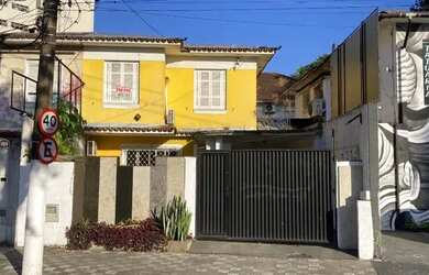 Imagem: A casa possui 3 Dormitórios, 2 Banheiros, 4 Vagas na garagem