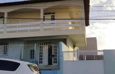 Imagem: A casa possui 4 Dormitórios, 2 Banheiros, 1 Vaga na garagem