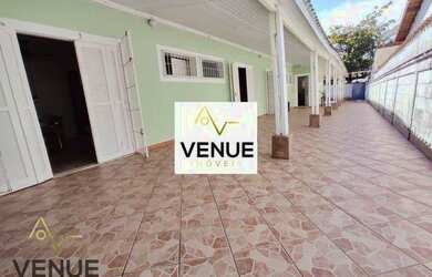 Imagem: A casa possui 3 Dormitórios, 3 Banheiros, 4 Vagas na garagem