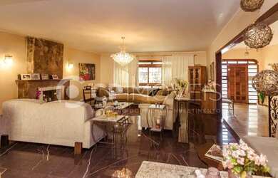 Imagem: A casa possui 4 Dormitórios, 4 Banheiros, 2 Vagas na garagem