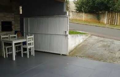 Imagem: A casa possui 3 Dormitórios, 1 Banheiro, 2 Vagas na garagem